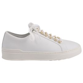 Tênis Stuart Weitzman Excelsa com aplicação de pérolas em couro branco Branco