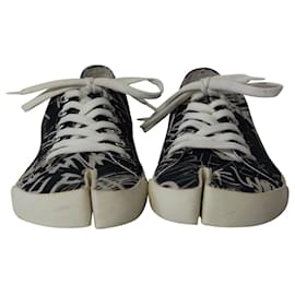 Maison Martin Margiela-Maison Margiela Tabi Painted Low-Top Sneakers in Black Print Canvas-Black