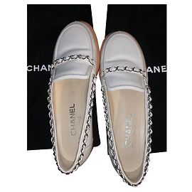 Chanel Sapatilhas de Couro Bege com Corrente Prateada 39 Outro