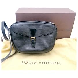 Louis Vuitton-young lady-Black
