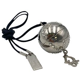 Charm Christian Dior de metal plateado Plata