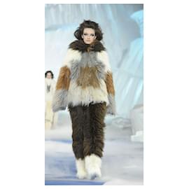 Chanel-CHANEL Fall 2010 Abrigo de piel sintética Yeti con capucha-Castaño