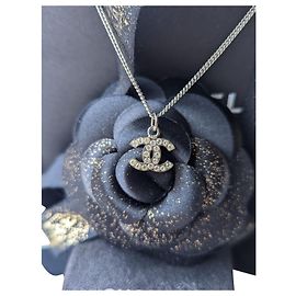 Chanel CC B10V-Logo klassische zeitlose Kristallhalskettenbox docs Silber