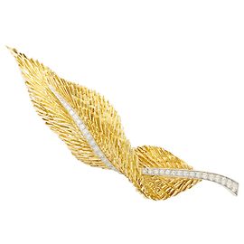 Broche Hermès, "Plume", or jaune, platine, diamants. Autre