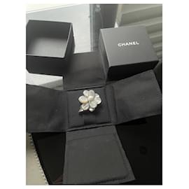 Chanel-Alfinetes e broches-Prata