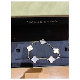 Van Cleef & Arpels-Alhambra vintage bracelet 5 reasons, yellow gold, 　White mother of pearl.-Gold hardware