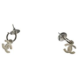 Orecchini Chanel. Gomma CC Argento