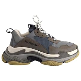 Balenciaga-Balenciaga Triple S Sneakers in Grey Nubuck Leather-Grey