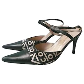 Chanel-Sapatos bimatéria CHANEL em couro e tecido com monograma Coco T37,5 ISTO; b.E-Preto