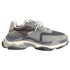 Balenciaga-Balenciaga Triple S 2.0 Sneakers in Grey Suede-Grey
