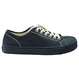 Maison Martin Margiela-Maison Margiela Low Top Tabi Sneakers in Black Canvas-Black