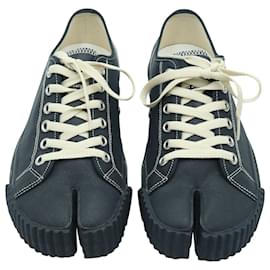 Maison Martin Margiela-Maison Margiela Low Top Tabi Sneakers in Black Canvas-Black