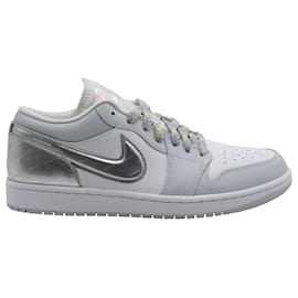 Autre Marque-Nike Air Jordan 1 Low SE "Tear Away" Sneakers aus silbernem Leder-Silber