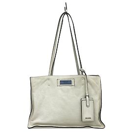 Prada Etikette Weiß
