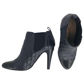 Botines Chanel en piel acolchada azul marino Azul