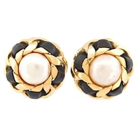 Chanel-VINTAGE BOUCLES D'OREILLES CLIPS CHANEL 1985 DE CASTELANE PERLE & CUIR EARRINGS-Doré