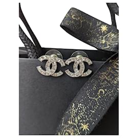 Chanel-CC 17Una caja de aretes de hardware de plata de cristal clásico con logotipo-Plata
