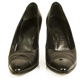 Chanel-CHANEL Couro preto e couro envernizado Almond Cap Toe Logo Sapatos salto alto 37,5C-Preto