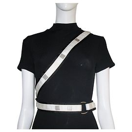 Cinto Chanel em tela branca e preta com logo CC Branco