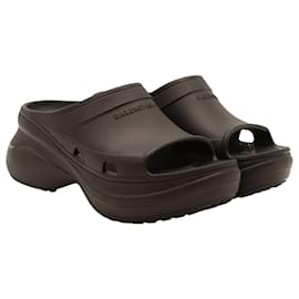 Balenciaga-Balenciaga x Crocs Edition Pool Slides in Black Rubber-Black