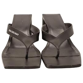 Balenciaga-Balenciaga lined Square Thong Sandals in Black Leather-Black