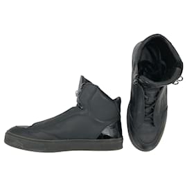 Louis Vuitton-Louis Vuitton hi-top sneakers in black leather-Black