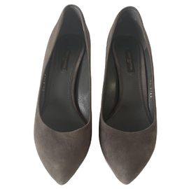 Escarpins Louis Vuitton Gris en Daim de Cerf Gris