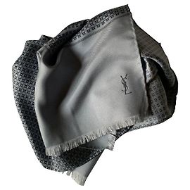 Yves Saint Laurent Bufanda de seda impresa Gris