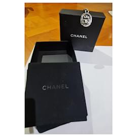 Chanel-Porte clé  ou bijou de sac par la Maison CHANEL pour les Metiers d'art Le Château des Dames-Argenté