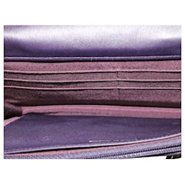 Chanel-violet fonçé 2.55 Portefeuille en cuir verni sur chaîne avec quincaillerie argentée-Violet