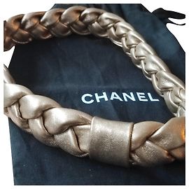 Tiara Chanel de couro de cordeiro dourado Dourado