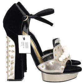 Alexander McQueen Block Heel con perla in camoscio nero Nero