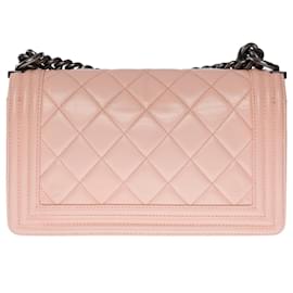 Chanel-The iconic Chanel Boy old medium shoulder bag in pink quilted leather,-Pink