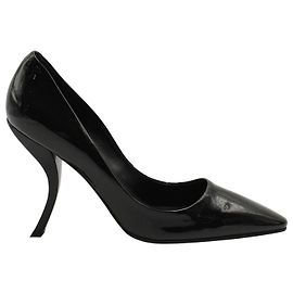 Roger Vivier Pumps mit gebogenem Absatz aus schwarzem Lackleder Schwarz