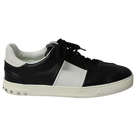Tênis cano baixo Valentino Fly Crew em couro preto e branco Multicor