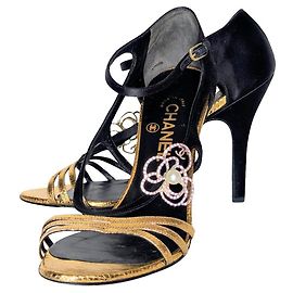 Sandali Chanel in pelle nera e oro con camelia Nero D'oro
