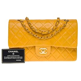 Chanel-L’iconique « Must have » Sac Chanel Timeless medium 25 cm à double rabat en cuir d’agneau matelassé jaune ocre,-Jaune