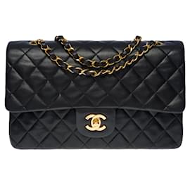 Chanel-L’iconique « Must have » Sac Chanel Timeless medium 25 cm à double rabat en cuir d’agneau matelassé noir-Noir