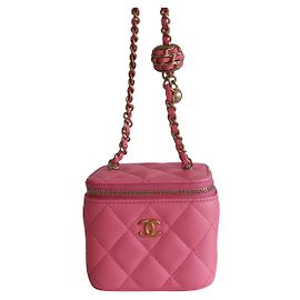 https: // www.boutique de luxo.com/home/3289-mini-bolsa-chanel-classic-pink-.html#::text=Canal%20Clássico%20cor de rosa-,Mini%20Pochette%20Chanel%20Clássico%20ROSA,-4%20150%2C00%20%E2%82%AC Rosa