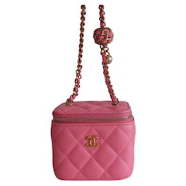 Chanel-https: // www.boutique de luxo.com/home/3289-mini-bolsa-chanel-classic-pink-.html#::text=Canal%20Clássico%20cor de rosa-,Mini%20Pochette%20Chanel%20Clássico%20ROSA,-4%20150%2C00%20%E2%82%AC-Rosa