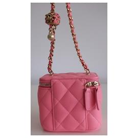 Chanel-https: // www.assetluxe-boutique.com/home/3289-mini-tasche-chanel-classic-pink-.html#::text=Chanel%20Klassisch%20Rosa-,mini%20Pochette%20Chanel%20Klassisch%20ROSA,-4%20150%2C00%20%E2%82%AC-Pink