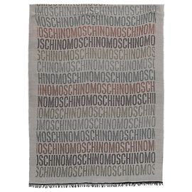 Echarpe Moschino com logo estampado e borda desfiada Marrom