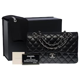 Chanel-L'Iconique "Must Have" Sac Chanel Timeless medium 25 cm à double rabat en cuir d'agneau matelassé noir-Noir