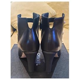 Chanel-Botas de tornozelo com botões de pérola-Preto