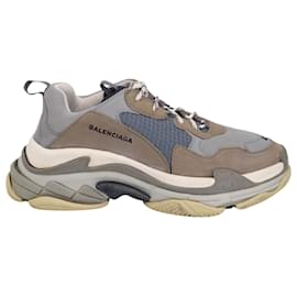 Balenciaga-Balenciaga Triple S Sneakers in Grey Polyurethane-Grey