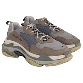 Balenciaga-Balenciaga Triple S Sneakers in Grey Polyurethane-Grey