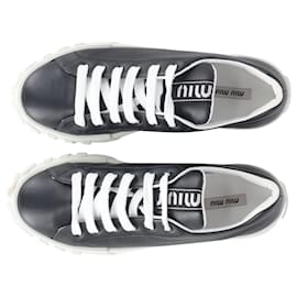 Miu Miu-Niedrige Sneakers mit Miu Miu-Logo-Patch aus schwarzem Kalbsleder-Schwarz