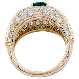 inconnue-Ring aus Gelbgold, Smaragd- und Diamantpavé.-Andere