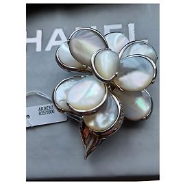 Chanel Broche camélia em prata e madrepérola Cru