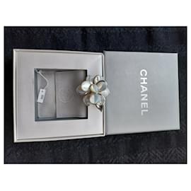 Chanel-Kamelienbrosche aus Silber und Perlmutt-Roh